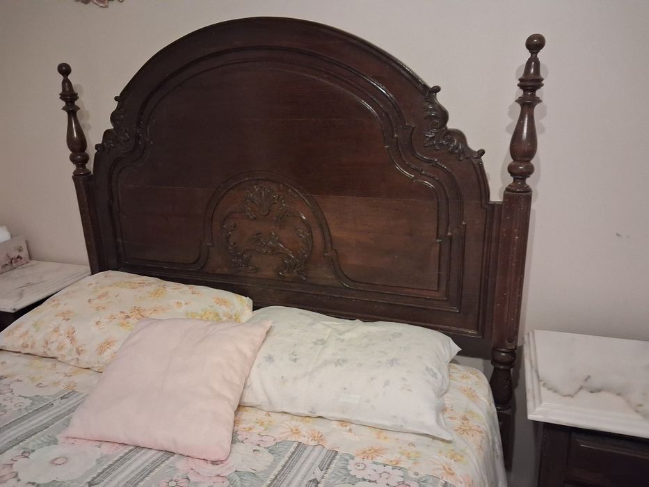 Cama de casal com 2 mesas de cabeceira e cómoda com tampos em mármore
