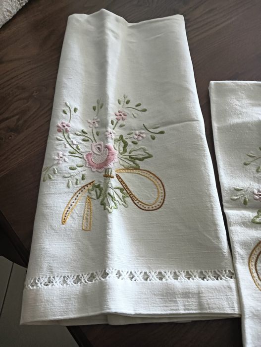 Conjunto de 2 panos de linho e bordados