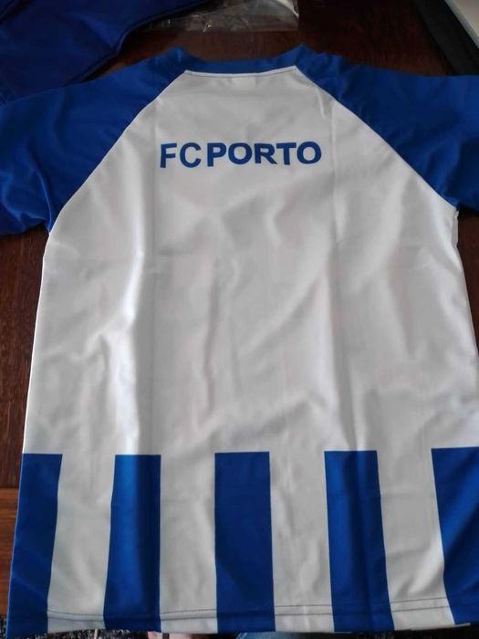 Conjuntos desportivos (calção e camisola) de boa qualidade