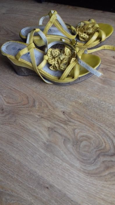 Sandały na koturnie
