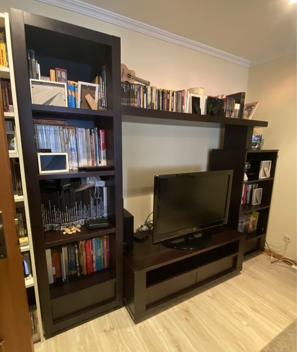 Estante modular em mogno