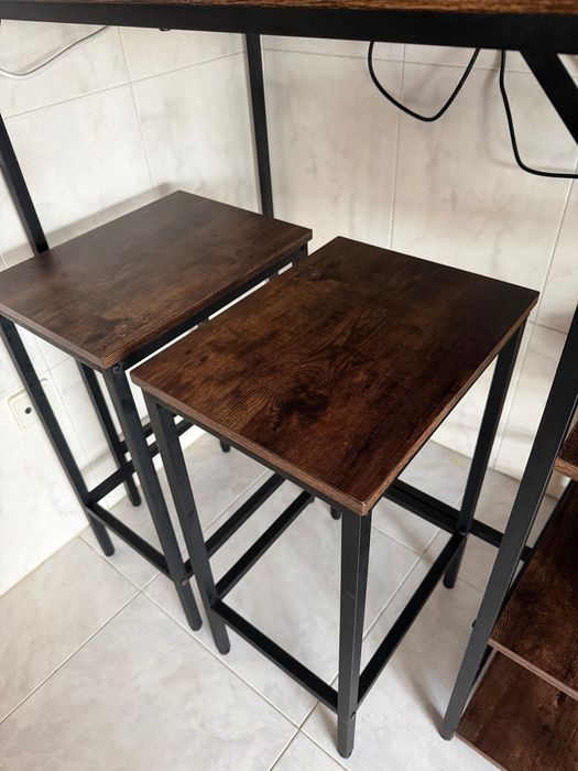 Conjunto de mesa de bar e 2 bancos
