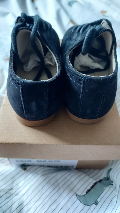 Sapatos de menino, em pele e nobuk azul marinho, da Pikitri