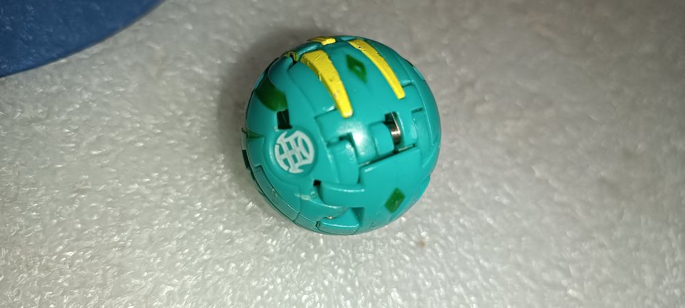 Antigo BakuRack com bolas bakugan