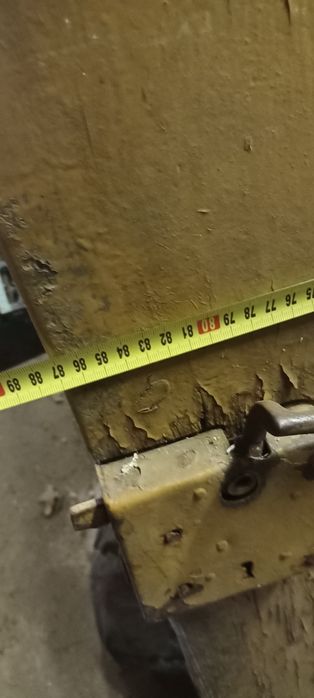 Drzwi drewniane zabytkowe . Zawiasy kute