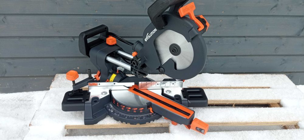 Evolution SMS+ 210mm 1500w 230v Ukośnica z posuwem