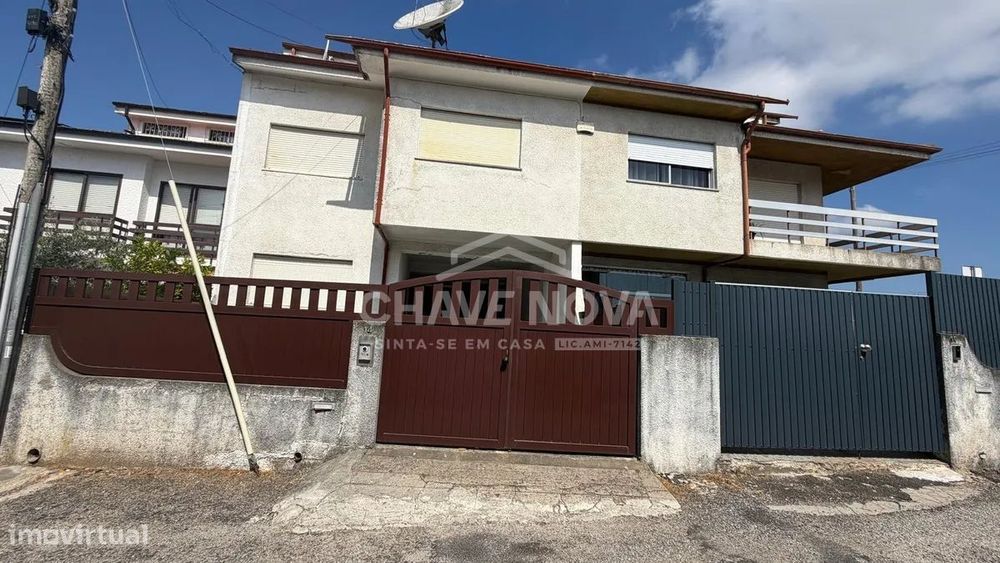 Exclusiva Moradia T4 com Sótão Independente em Vila Nova de Gaia