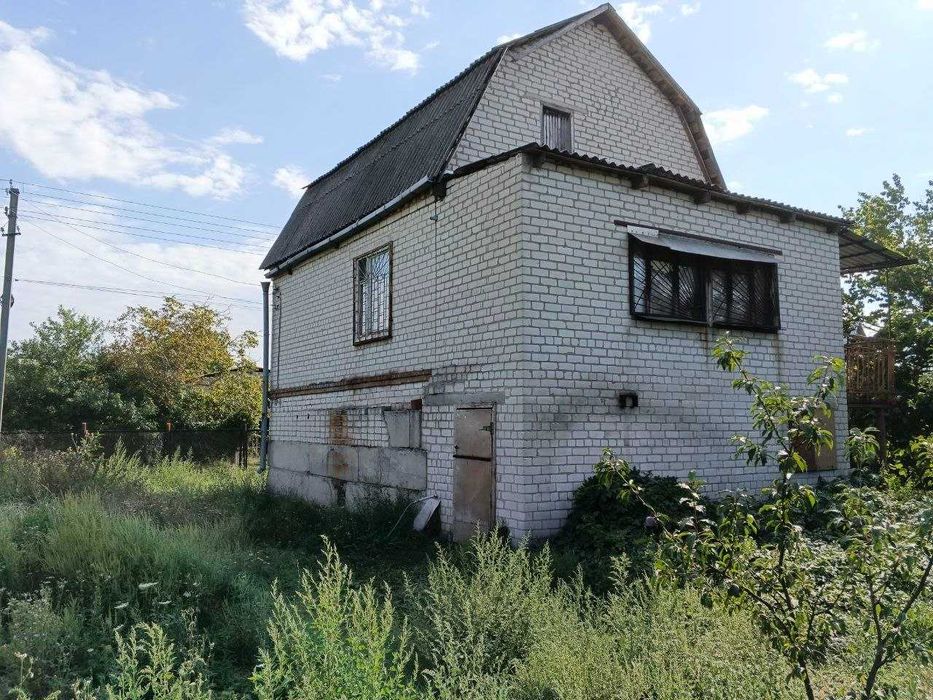 Здається великий 3-поверховий будинок у м. Самар біля річки