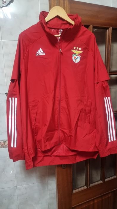 Casaco impermeavel do benfica.