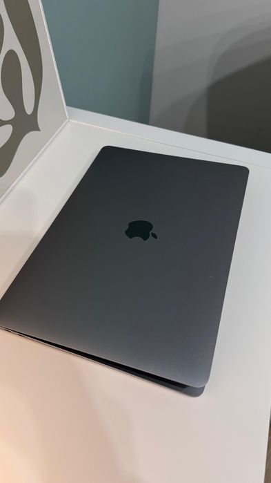 MacBook Air M1 13.3"
Pamięć: 8GB RAM
Dysk: 256GB SSD
Ba