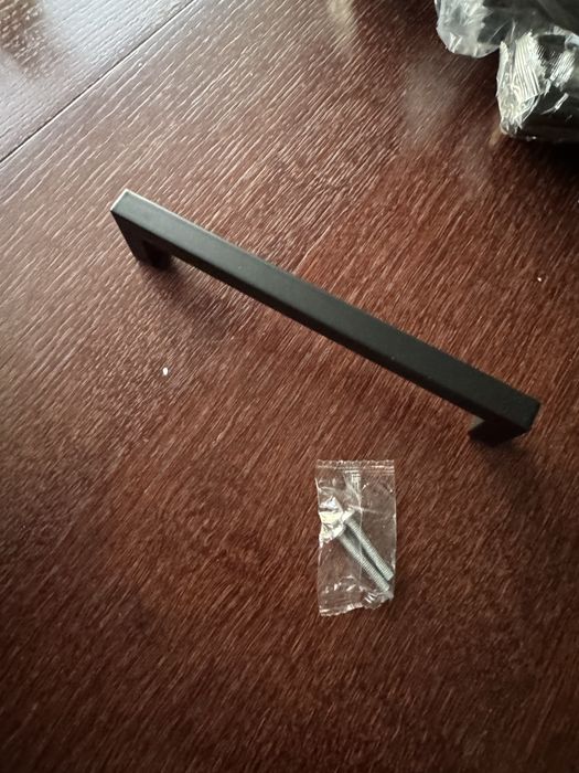 czarny matowy uchwyt meblowy Nergis Kulp, który jest wykonany z metalu i jest uniwersalnym elementem do mebli kuchennych lub salonowych