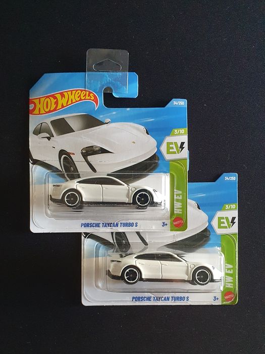 2 Hot Wheels Porsche Taycan