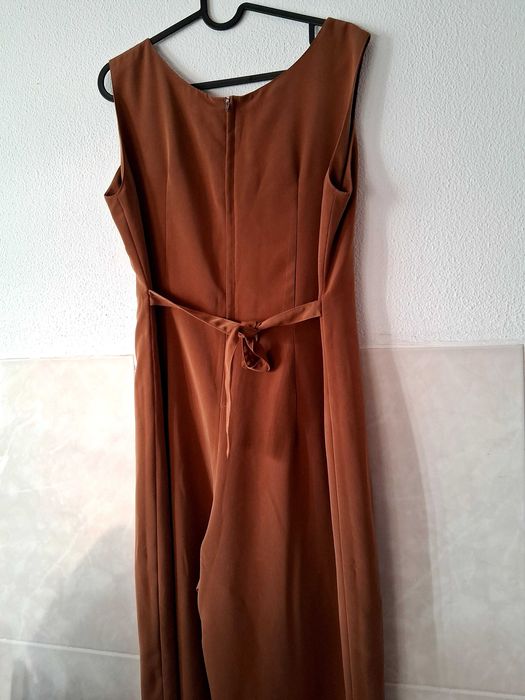 Macacão,com sandália Aldo.