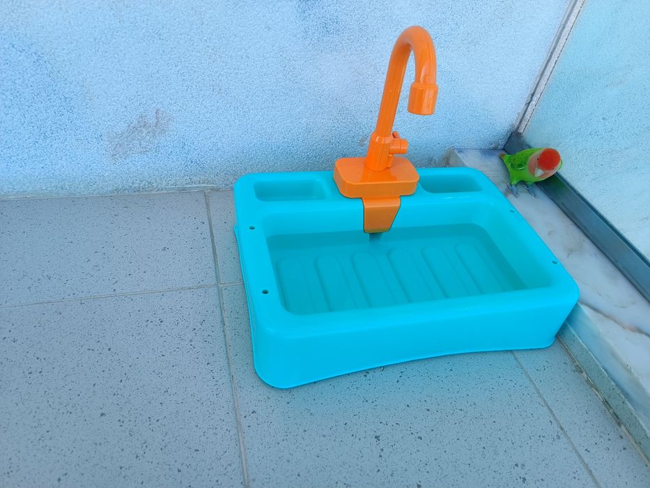 Brinquedo para lavar loiça com água