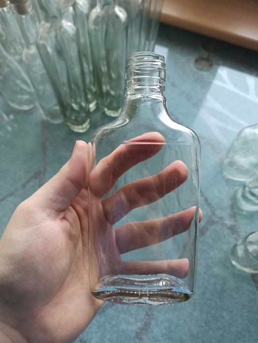 Szklane butelki na soki, wino lub nalewki