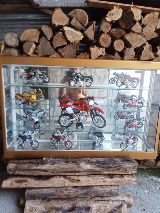 Vitrine em vidro com uma colação 12 MOTAS.