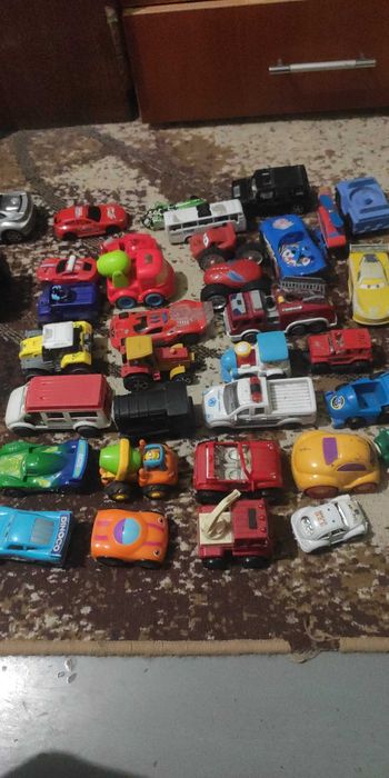 Продам 50 игрушечных машинок за 500 гр. Маленькие и большие.