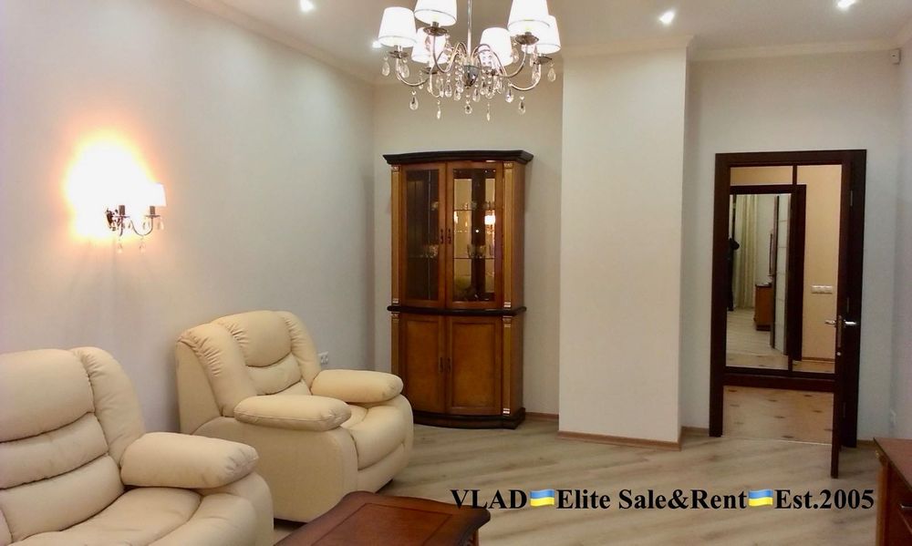 Л.Українки бул. 7-А. 2-кім. 100 м2. Всі вікна виходять у двір на парк!