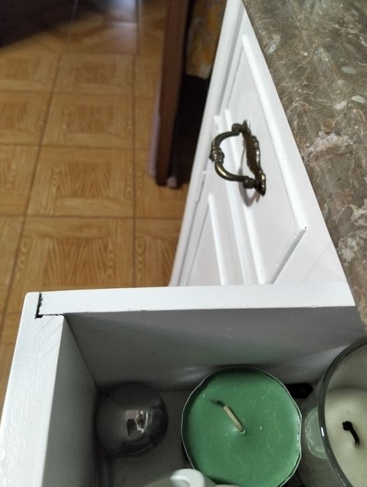 Sapateira lacada em branco