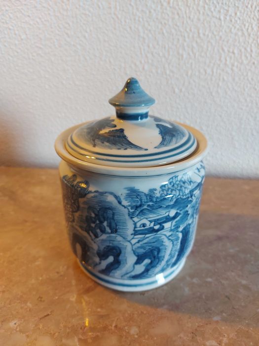 Pote decorativo em porcelana azul e branca