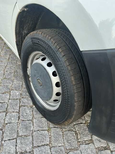 Renault master 2.3dci l2h2 com refrigeração poucos km no estado de impecável.