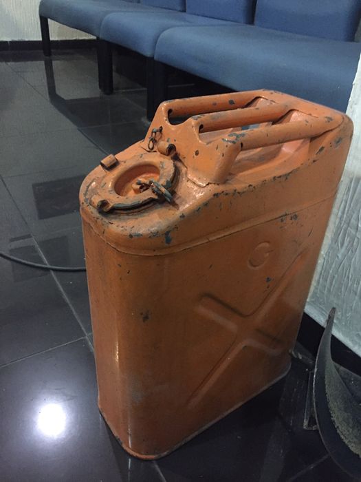 jarrican bidon em metal para combustivel  vintage