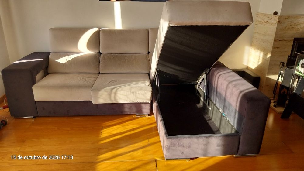Sofá com chaise longue e arrumação