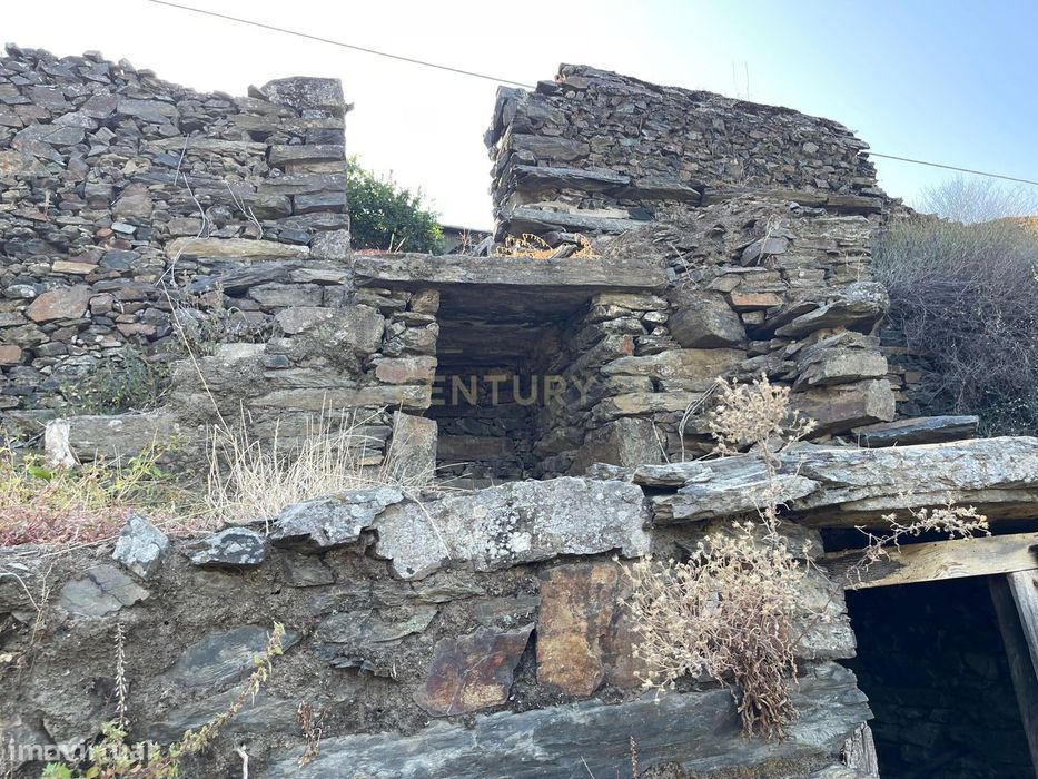 Terreno em Valdigem, com uma área total de 3.350m², oferece vistas pan