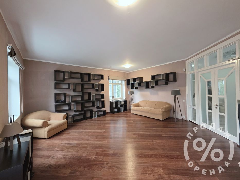 Стильний будинок у центрі з більярдною та камінною кімнатою