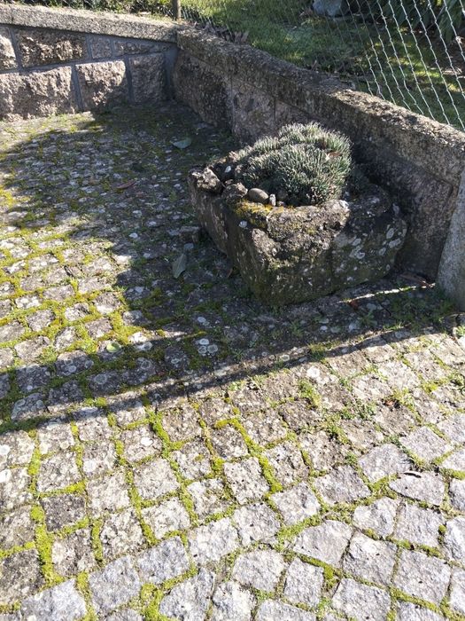 Várias pias em pedra
