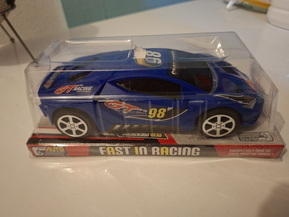 Carrinho azul de brincar