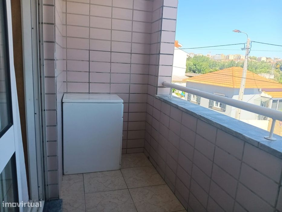 T2 mobilado com varanda , garagem em Canidelo
