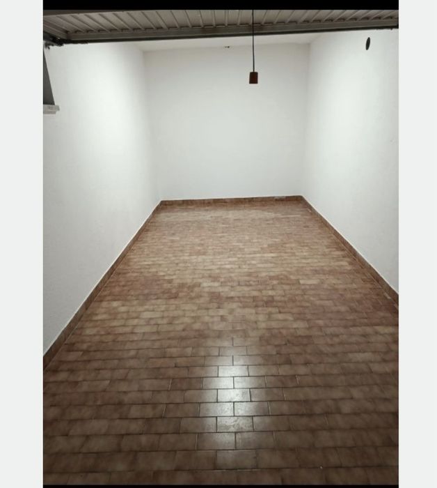 Aluga-se garagem