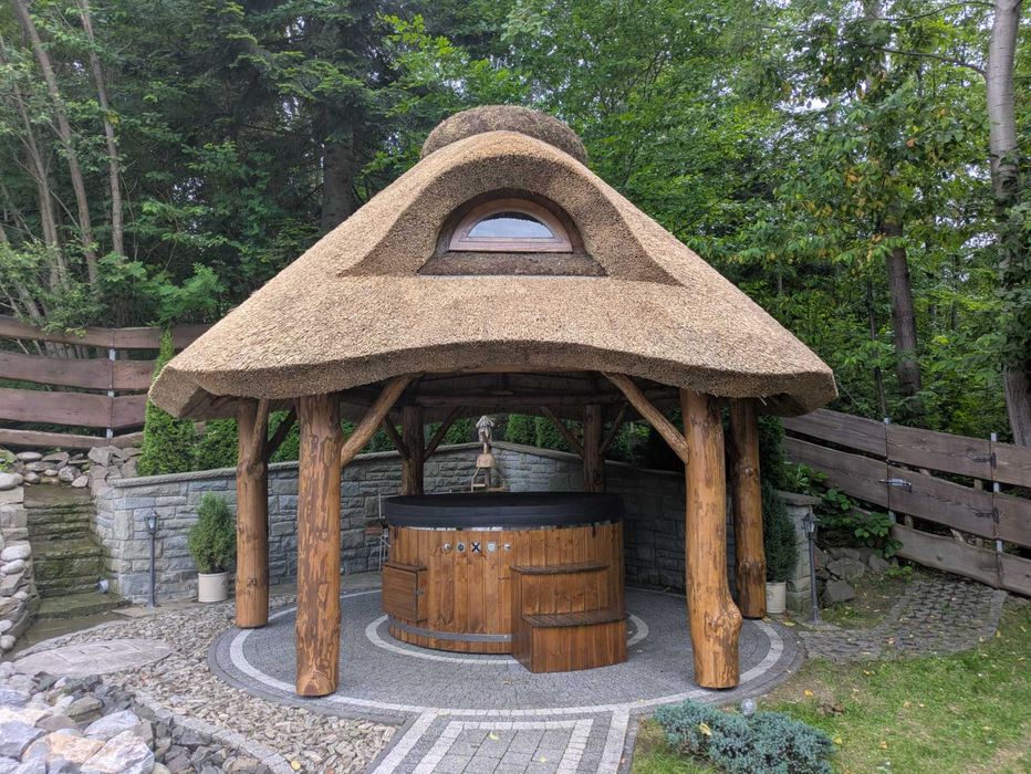 #altana #ogród #meble #trzcina #dach #relaks #grill #huśtawka #bal