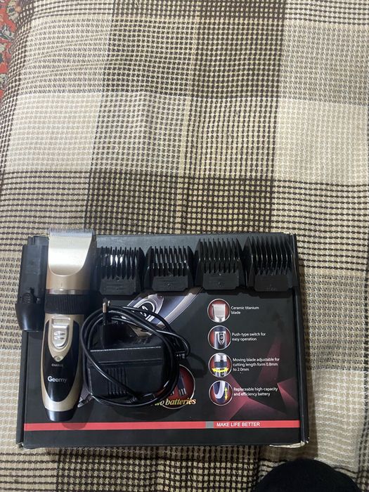 беспроводная машинка для стрижки волос Geemy GM-6066.
