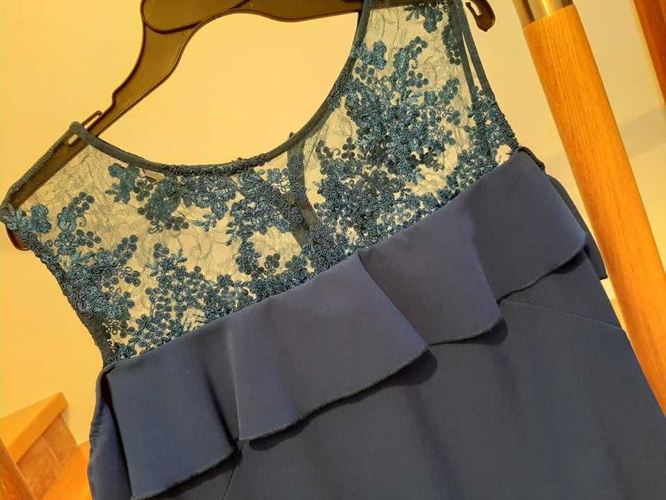 Chabrowa sukienka z koronką