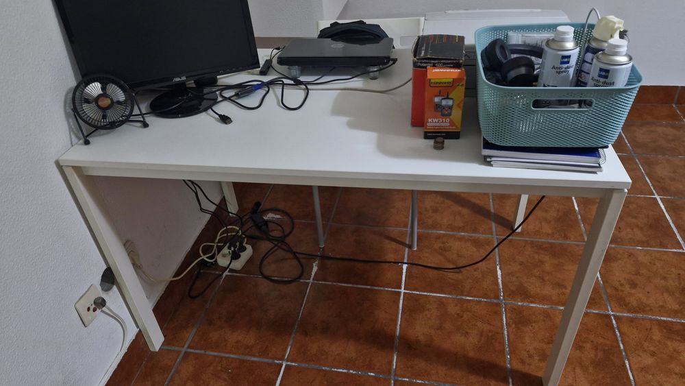 Mesa de escritorio + 4 cadeiras