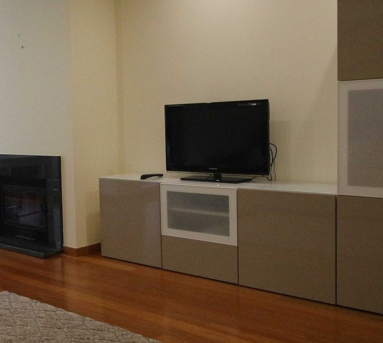 Movel TV de Sala Ikea e cor beje e vidro