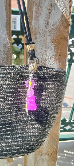 Bag charm artesanal coelhinha com folha de outubro