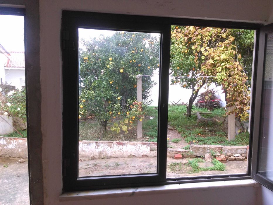 Moradia T5 Térrea c/ Jardim + 2 Lojas no Centro de Algoz