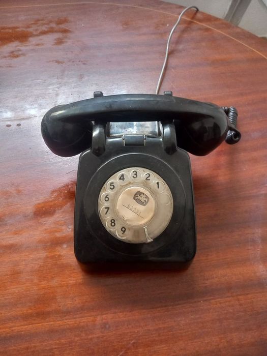 Telefone antigo de coleção Preto. (data - 4 Novembro 1975)