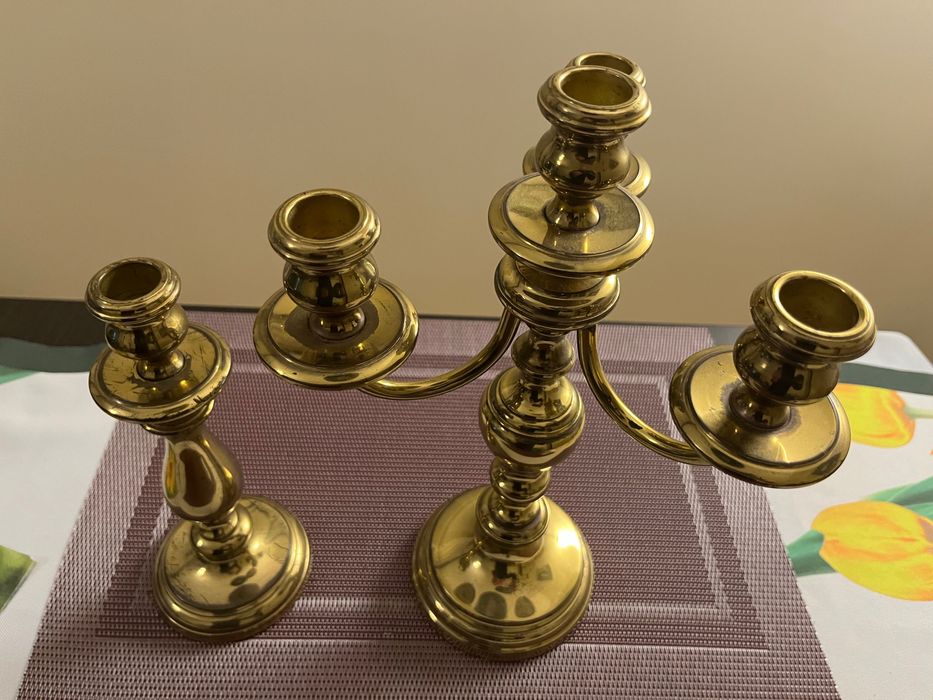 Świeczniki: czteroramienny i  pojedynczy.