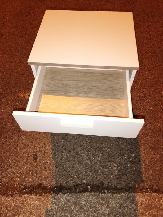 Mesa de cabeceira moderna- NOVA