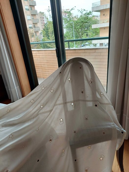 Cortina Quarto bebé  com pequenas estrelas recortadas, tom creme