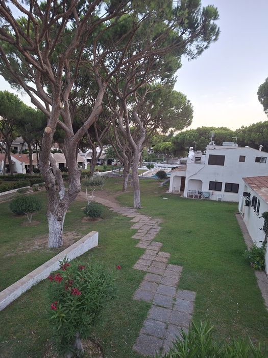Aluga se  anual. T 0  albufeira