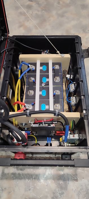 Литий железо фосфатный аккумулятор 4квт. с гибридным инвертором 1,6квт