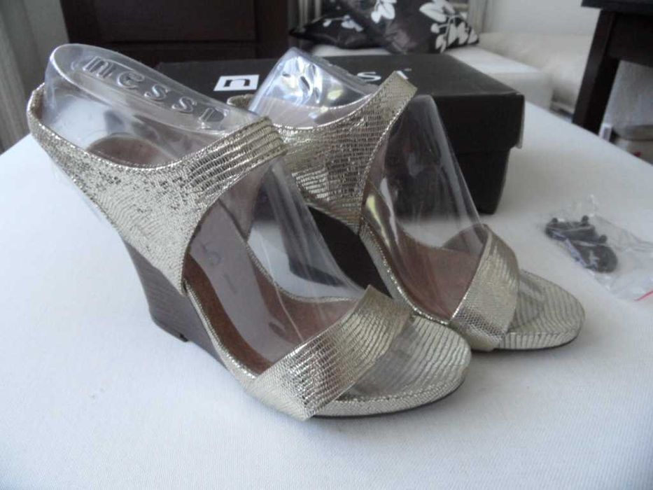 Sandały Nessi, r.36 w kolorze złotym. Skóra. Nowe