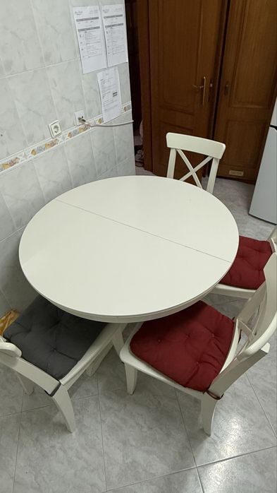 Mesa branca de cozinha com 4 cadeiras
