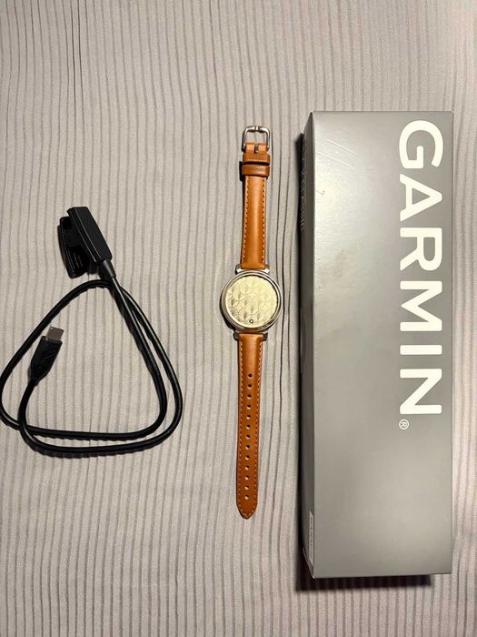 Смарт годинник Garmin Lily 2 Classic Cream Gold with Tan Leather Band