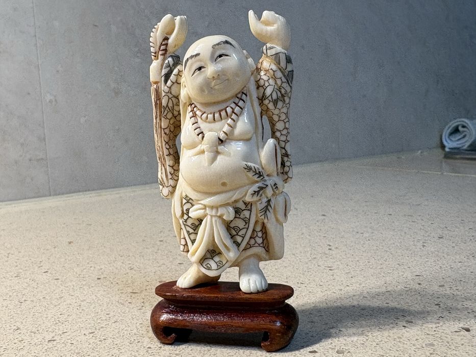 Linda preciosa antiga figura asiática Happy Buda esculpida e assinada